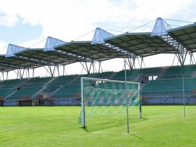 Nowa zadaszona trybuna stadionu miejskiego w Tarnobrzegu wygląda imponująco. Niestety, do definitywnego zakończenia prac przy trybunie szacuje się, że brakuje około 7,5 miliona złotych.