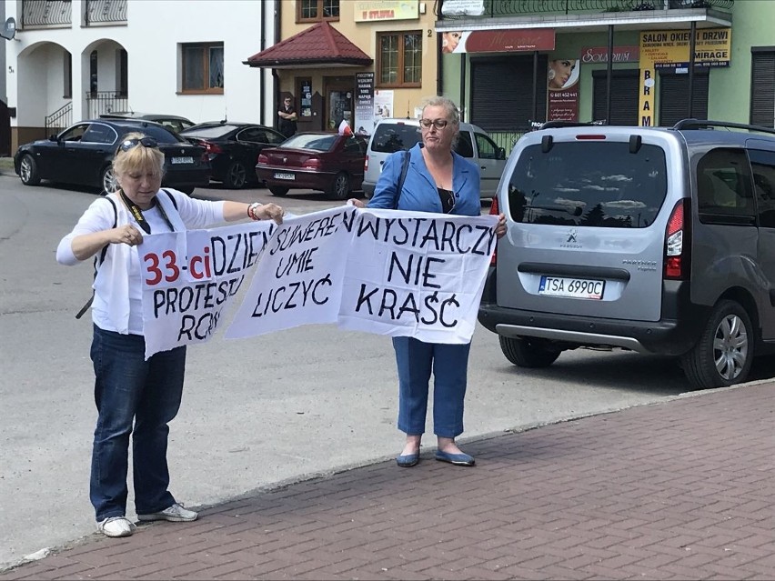 Marszałek Sejmu Marek Kuchciński w Koprzywnicy. Był uliczny protest 
