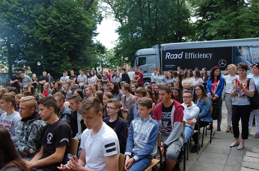 XV Powiatowy Piknik Europejski w szkole średniej w Łopusznie z wieloma atrakcjami. Gimnazjaliści mieli okazję poczuć klimat placówki