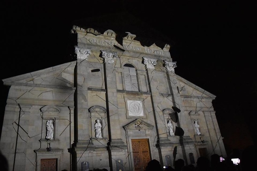 Gorlice. Animowana opowieść w 3D o dziejach miasta. Bazylika zmieniała się na oczach setek widzów. Było też wspólne patriotyczne śpiewanie