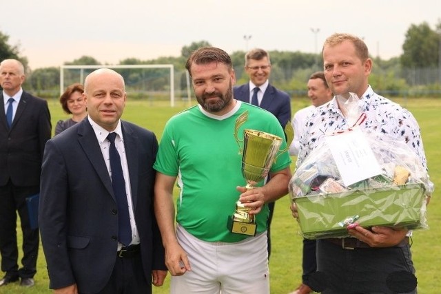 Nagrodzeni na Memoriale Przemysława Pikuły, z lewej starosta Robert Bednarz