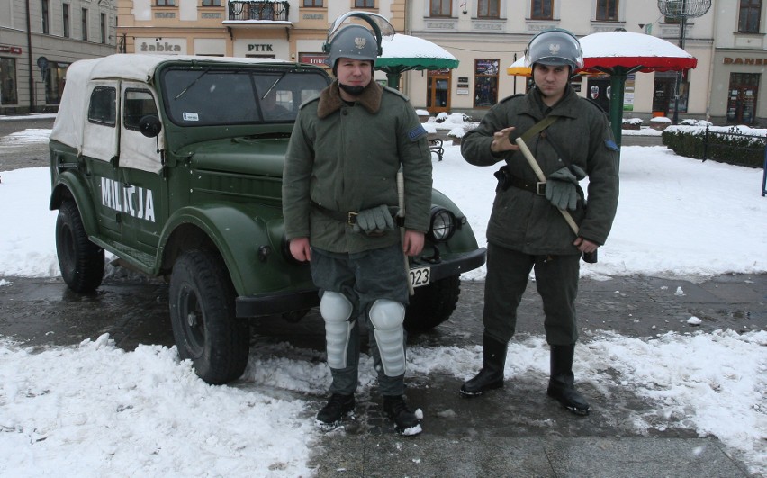 Nowy Sącz. Żołnierze na ulicach, ZOMO i koksowniki. Tak 12 lat temu przypomniano wprowadzenie stanu wojennego w 1981 roku [ZDJĘCIA]