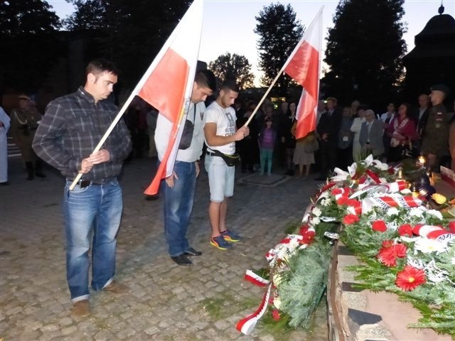 Kwiaty pod Pomnikiem Ofiar Zbrodni Katyńskiej złożyli między innymi uczniowie sąsiadującego z nim Zespołu Szkół nr 3.