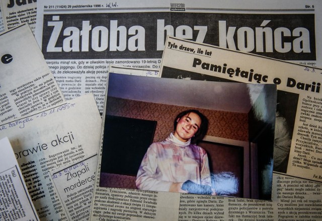 4 sierpnia 1995 roku Daria Reluga była absolwentką XII LO w Gdańsku. Była wybitną uczennicą, najlepszą maturzystką 1995 roku w Gdańsku.  Rankiem 4 sierpnia 1995r. wyszła z domu pobiegać do lasu niedaleko Akademii Wychowania Fizycznego w Gdańsku. Dziewczyna została zgwałcona i zamordowana, a jej ciało znaleziono dopiero następnego dnia, przykryte gałęziami. Do dziś nie odnaleziono sprawcy tego morderstwa, lecz do sprawy ponownie wracają policjanci z gdańskiego Archiwum X. Wideo reportaż:więcej o sprawie można przeczytać tutaj:22 lata temu zamordowano Darię Relugę. Dziś do sprawy wrócili policjanci z gdańskiego Archiwum X;nf