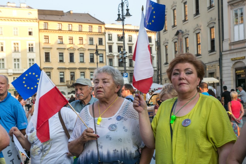 Na krakowskim Rynku znów zapłonęło światełko dla sądów [ZDJĘCIA]