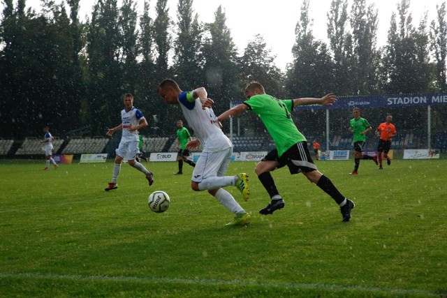 Derby regionu w niedzielę w Sieniawie. 9. w tabeli Sokół podejmuje 10. Wisłokę Dębica. Oba zespoły w tabeli dzieli tylko punkt, oba w środę nie popisały się - dębiczanie ulegli u siebie Jutrzence Giebułtów, sieniawianie - Hutnikowi Kraków.- Fakt, nie pokazaliśmy najlepszej piłki w środę, dlatego czekamy na utęsknieniem na niedzielny mecz, bo chcemy zmazać plamę. Mam nadzieję, że u siebie wygramy - mówi Bartłomiej Buczek, napastnik Sokoła. - Wisłoce też przytrafiła niespodzianka, więc będą chcieli się odkuć - dodaje nowy piłkarz w Sieniawie, który przyznaje: - Na razie dopiero się sklejam z chłopakami, nie trenowałem z nimi, choć wielu z nich znam.  Gram, to najważniejsze, z czasem powinno być lepiej.Buczek podkreśla, że nowy trener Ryszard Kuźma po dwóch treningach niewiele zmieniał w ustawieniu zespołu. - Nic na szybko, choć trener ma swoją wizję i z czasem to wszystko połapiemy - twierdzi.