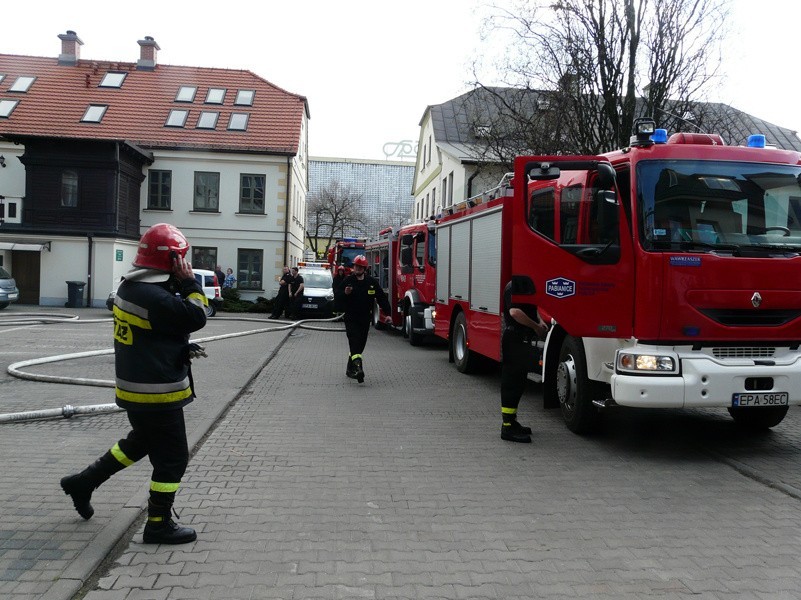 Ogień w centrum Pabianic. Ewakuowano pracowników z dwóch budynków ! [zdjęcia]