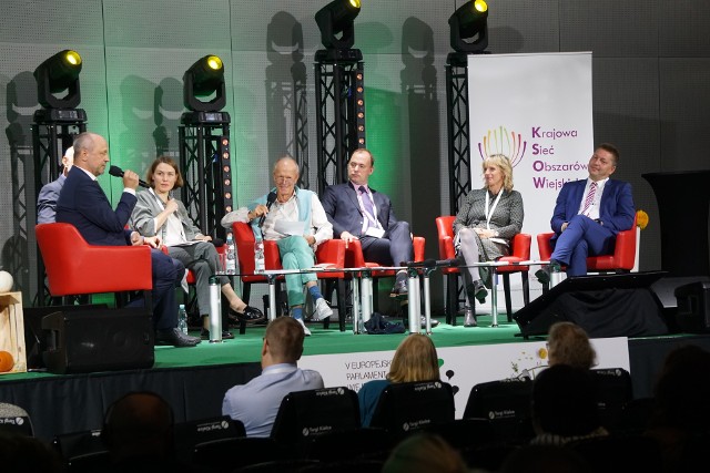 Dyskusja o przyszłości wsi i Europy podczas  Europejskiego Parlamentu Wiejskiego w Centrum Kongresowym Targów Kielce. Moderatorem spotkania był Hannes Lorenzen, Prezes  Agricultural and Rural Convention 2020.