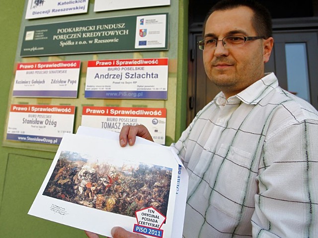 Ireneusz Dzieszko przekazał kopię obrazu Bitwa pod Grunwaldem z certyfikatem PiSO 2011 europosłowi Tomaszowi Porębie.