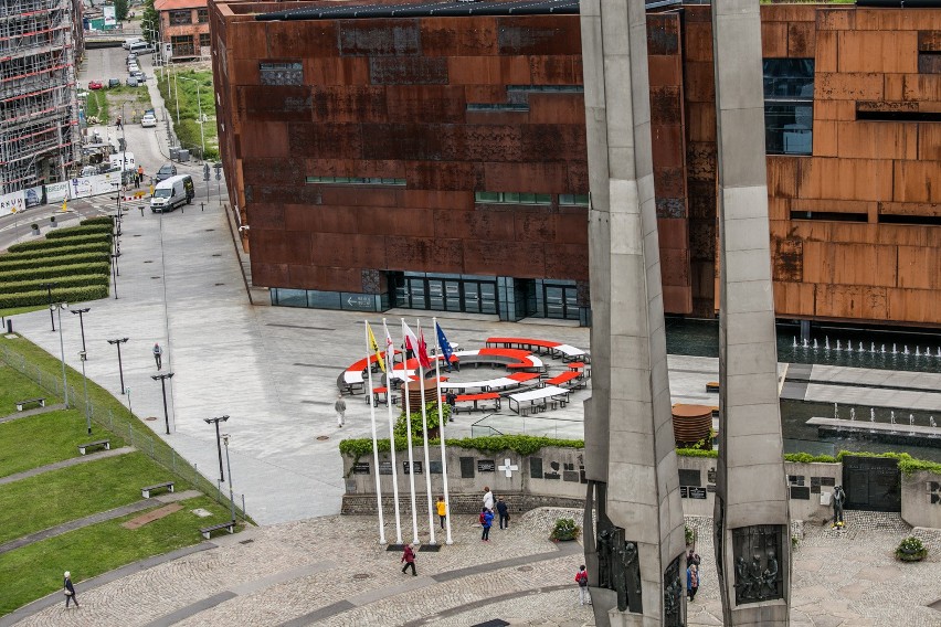 Przed Europejskim Centrum Solidarności stanął okrągły stół. Instalacja będzie jednym z elementów Święta Wolności i Solidarności