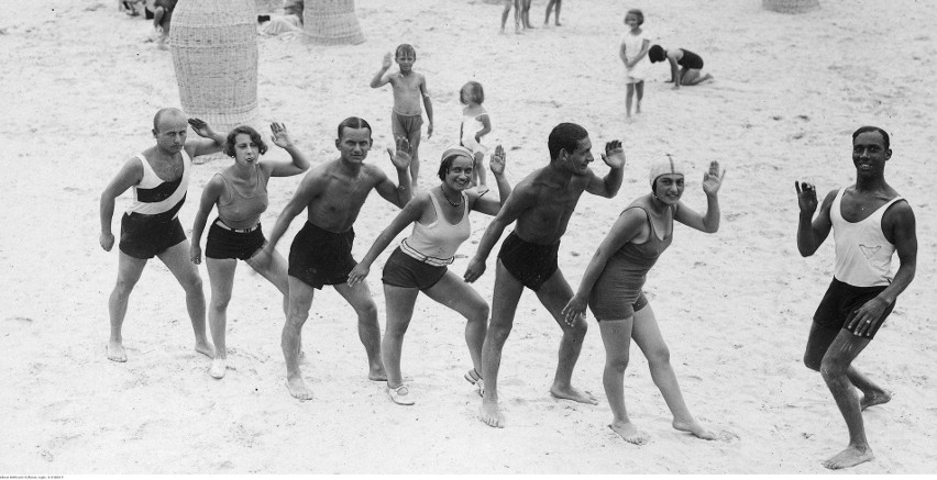 Wakacje na plaży dawniej i dziś. 30 archiwalnych zdjęć...