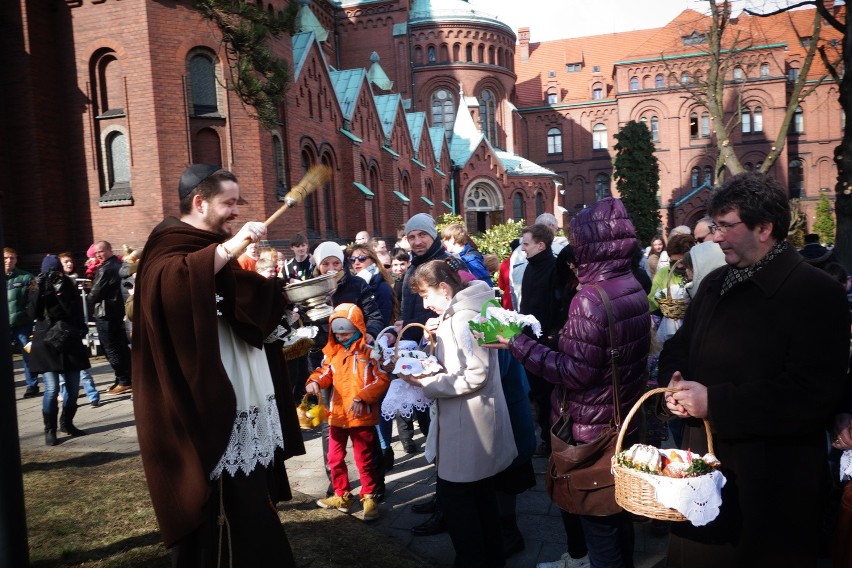 Wielka Sobota 2015: Święcenie pokarmów w katowickich...