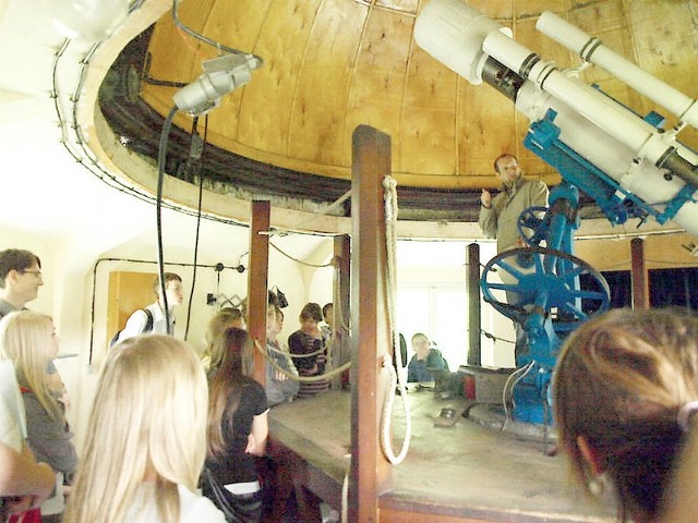 Uczniowie "Wazówny&#8221; oglądają teleskop w podtoruńskim obserwatorium