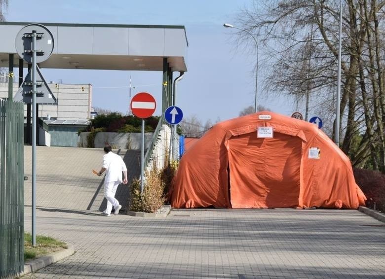Szpital w Ostrołęce ma zwiększyć liczbę „łóżek covidowych”. To decyzja wojewody. Szpital odwołał się, żeby nie zamykać innych oddziałów