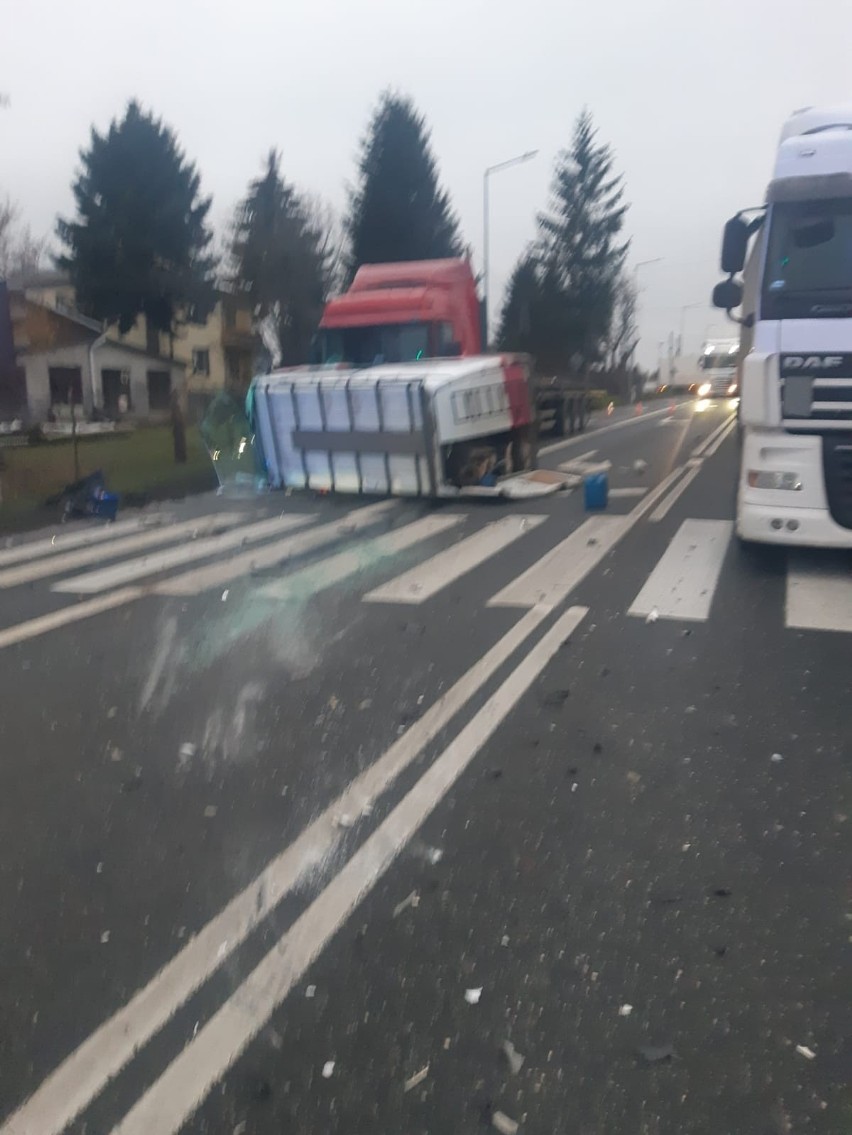 Zderzenie ciężarówki i osobówki. Droga krajowa nr 77 w Sandomierzu była zablokowana