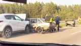 Wypadek na trasie Łapy - Białystok. W okolicach Uhowa zderzyły się KIA i volkswagen. Jedna osoba poszkodowana