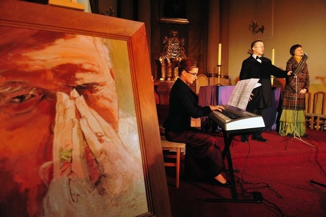 Warka upamiętniła czwartą rocznicę śmierci papieża Jana Pawła II koncertem Totus Tuus. Odbył się on w kościele pod wezwaniem Matki Bożej Szkaplerznej.