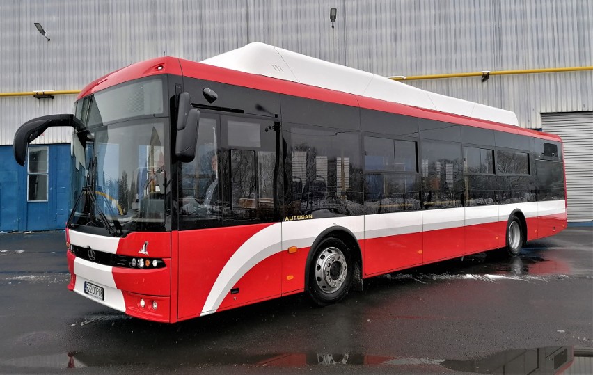 Autobusy elektryczne z Autosanu będą jeździć w Częstochowie. Halę produkcyjną sanockiej fabryki opuściły pierwsze pojazdy [ZDJĘCIA]