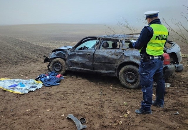 Jak wstępnie ustalili mundurowi kierujący audi najprawdopodobniej w wyniku niedostosowania prędkości do warunków ruchu, stracił panowanie nad pojazdem i zjechał na pobocze, gdzie następnie na polu kilkukrotnie dachował.