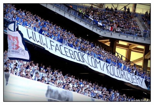 Hasło "Kolorujemy" pojawia się na stadionach, nie tylko piłkarskich, w całym kraju. Teraz miało okazję pojawić się na koszulkach Lecha Poznań. Niestety, nie ma to zgody UEFA