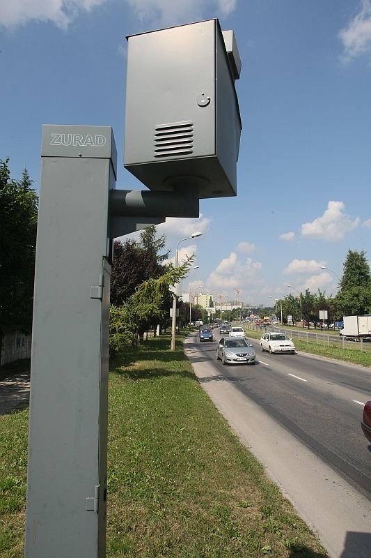 Zniknięcie tego fotoradaru, przy alei Solidarności w Kielcach na pewno ucieszyłoby wielu piratów drogowych...