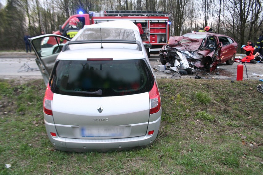 Po wypadku w Miasteczku Śląskim cztery osoby trafiły do...