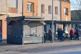 Opuszczony kiosk szpeci centrum Kielc. Kiedy przestanie straszyć pasażerów i przechodniów? [ZDJĘCIA]