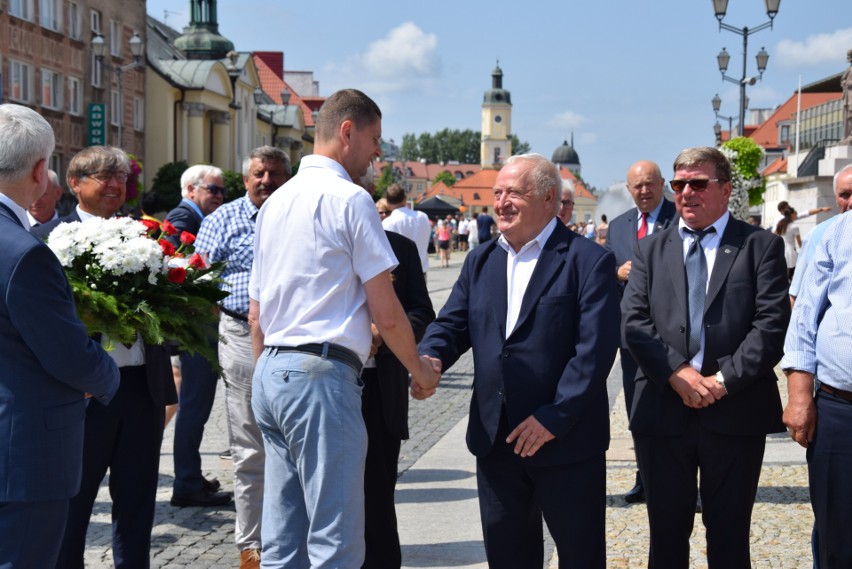 Członkowie NSZZ Rolników Indywidualnych ,,Solidarność" złożyli hołd papieżowi i księdzu Popiełuszce (zdjęcia)