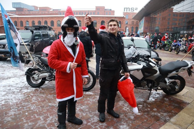 W niedziele przedpołudnie rynek Manufaktury wypełnił się Mikołajami na motorach. Można było sobie zrobić z nimi zdjęcie, a następnie MotoMikołaje wyruszyli do czterech domów dziecka w Łodzi, by dostarczyć prezenty dzieciom.W tym roku zmotoryzowani Mikołajowie zebrali w Manufakturze 8,5 tys. zł. Za tę kwotę zostały kupione prezenty dla podopiecznych czterech domów dziecka z Łodzi: numer 2, 3, 6 oraz 15.Czytaj dalej