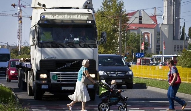 W 2017 r. na drogach w Bydgoszczy zginęło 31 osób, to o 10 więcej niż rok wcześniej. We wtorek w bydgoskim ratuszu o bezpieczeństwie pieszych będą dyskutowali eksperci z całego kraju.