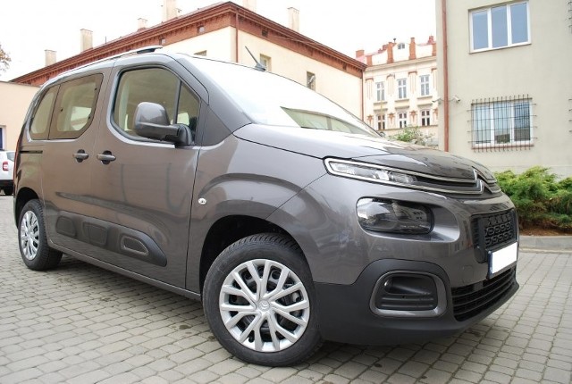 Dzisiaj policjanci z Rzeszowa otrzymali nowy samochód marki Citroen Berlingo w wersji nieoznakowanej. Samochód będzie służył technikom kryminalistyki. To kolejny samochód zakupiony przy współudziale władz miasta Rzeszowa.