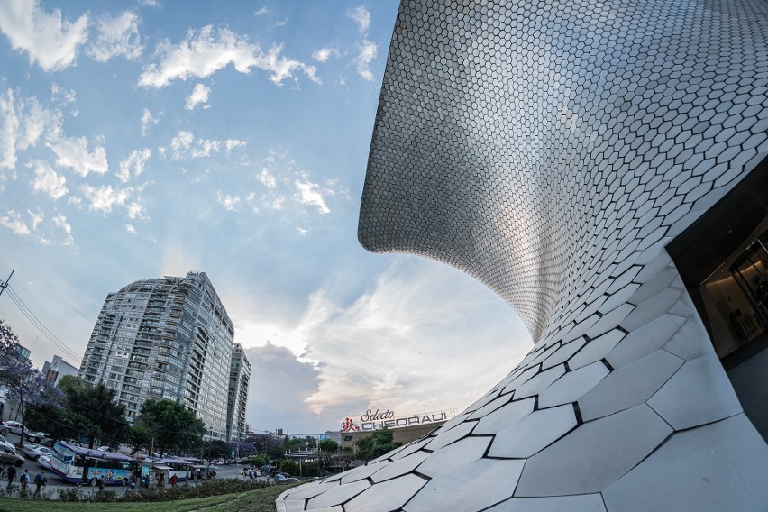 Widok z dołu na Museo Soumaya. Fasadę obiektu pokrywa 46...