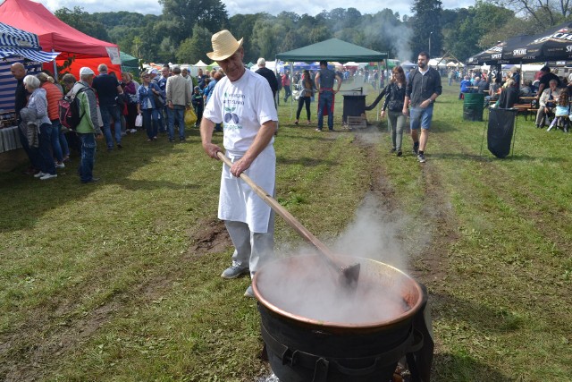 Na Święcie Śliwki w Strzelcach Dolnych zaopatrzyć można domową spiżarnię, a także zobaczyć jak smaży się strzeleckie powidła