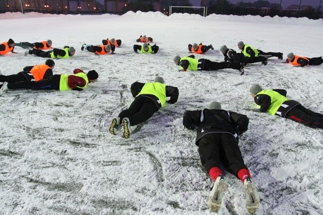 Piłkarzom Radomiaka nie straszny mróz i śnieg. Trenują aż miło popatrzeć. 