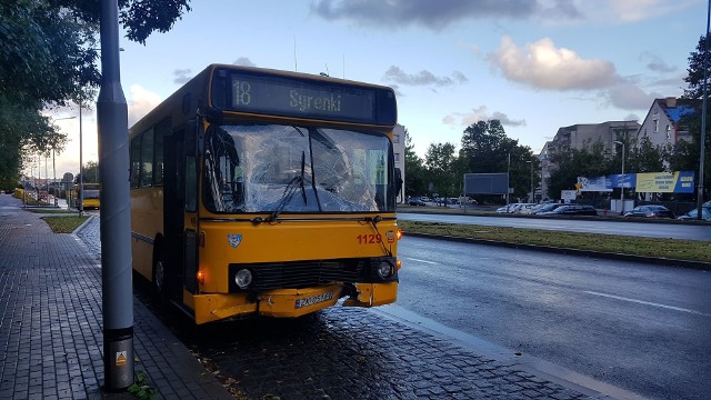 W poniedziałek w godzinach porannych na ulicy Gnieźnieńskiej w Koszalinie doszło do zderzenia autobusu MZK z samochodem dostawczym.Okoliczności zdarzenia ustala policja. Nikomu nic poważnego się nie stało.Zobacz także Koszalin: Wypadek na skrzyżowaniu ul. Fałata i ul. Wańkowicza