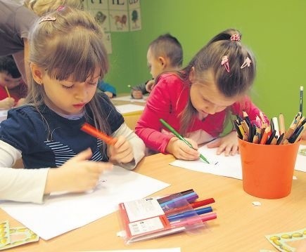 Maluchy z "Promyczka&#8221; podczas zajęć. Dzieci biorą m.in. udział w przedszkolnej akcji, w której ich rodzice bądź dziadkowie czytają im co piątek bajki.