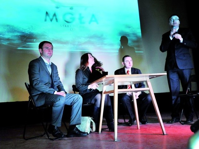 Na specjalną projekcję filmu "Mgła&#8221; do Białegostoku przyjechali: (od lewej) Marcin Wierzchowski, były urzędnik kancelarii Prezydenta RP, Joanna Lichocka, współautorka filmu i Adam Kwiatkowski, także były współpracownik Lecha Kaczyńskiego.