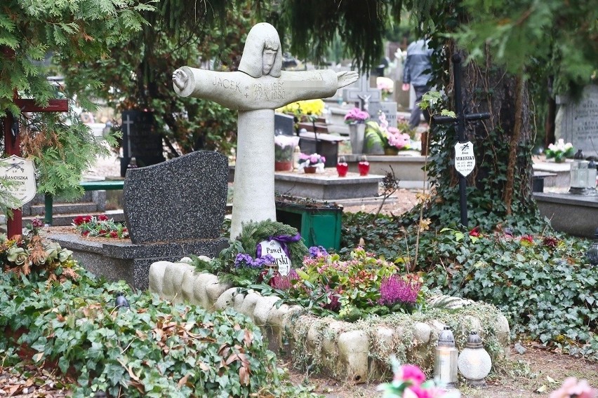 Niezwykłe nagrobki na cmentarzach we Wrocławiu znajdują się...