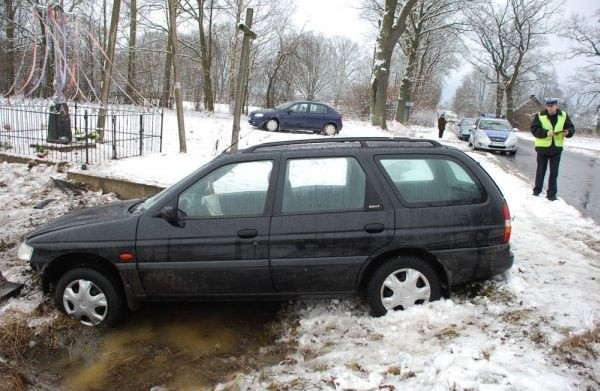 Ford wpadł w poślizg. Zatrzymał się na przepuście (zdjęcia)