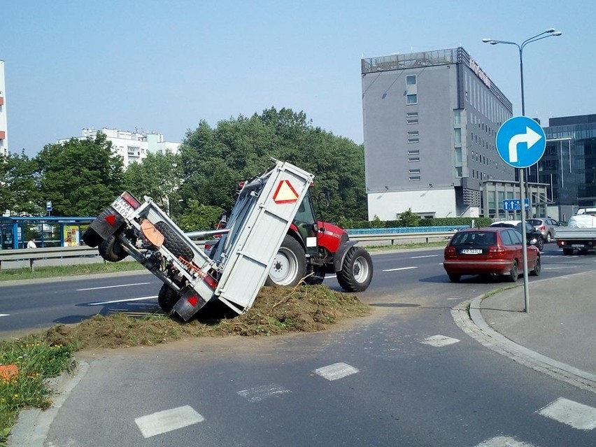 Kraków. Na ulicy Konopnickiej wywróciła się przyczepa od traktora