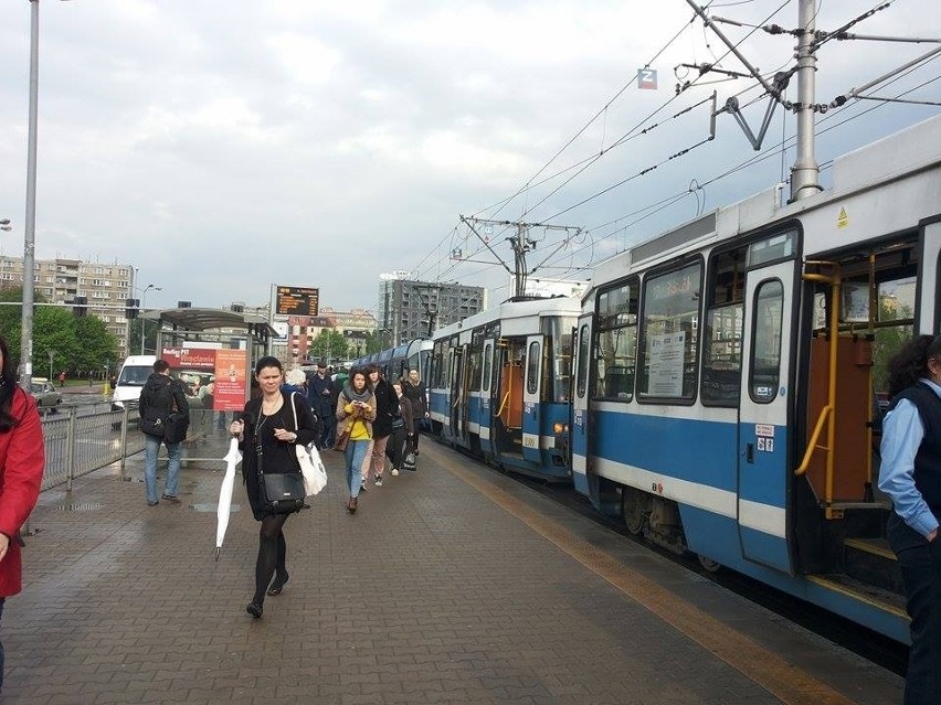 Wrocław: Dym wydobywał się z tramwaju linii 10 (ZDJĘCIA)