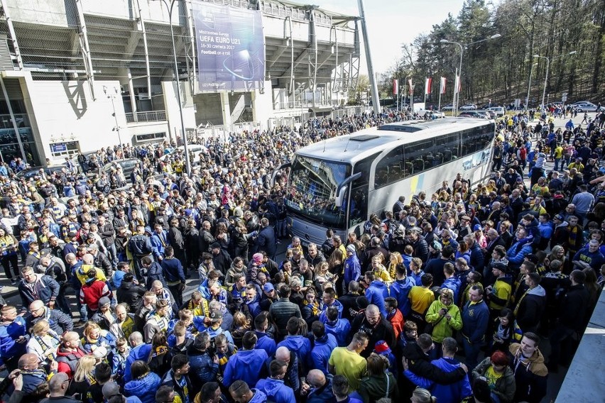 Arka jest już z Pucharem Polski w Gdyni! Tłumy kibiców witają piłkarzy żółto-niebieskich [ZDJĘCIA]