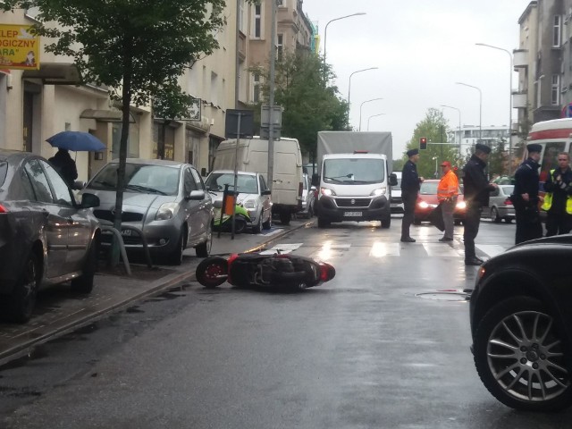 Na ul. Wyspiańskiego kierowca skutera potrącił kobietę na przejściu dla pieszych. Do zdarzenia doszło w środę około godz. 8.30.Czytaj dalej --->