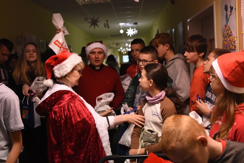 Szpital w Dzierżążnie. Mikołaje-samorządowcy, w towarzystwie alpak, odwiedzili najmłodszych pacjentów. Zobaczcie zdjęcia