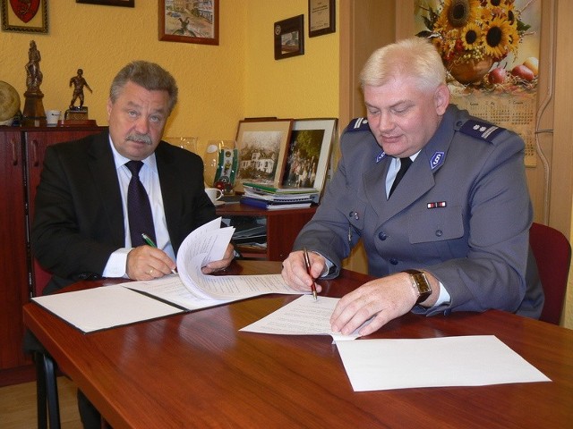 Porozumienie podpisali burmistrz Ujazdu Tadeusz Kauch i komendant policji w Strzelcach Opolskich młodszy inspektor Dariusz Wierzbicki.