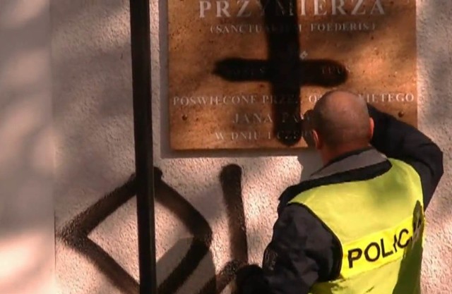 Policjanci zbierali ślady na terenie sanktuarium w Koszalinie.