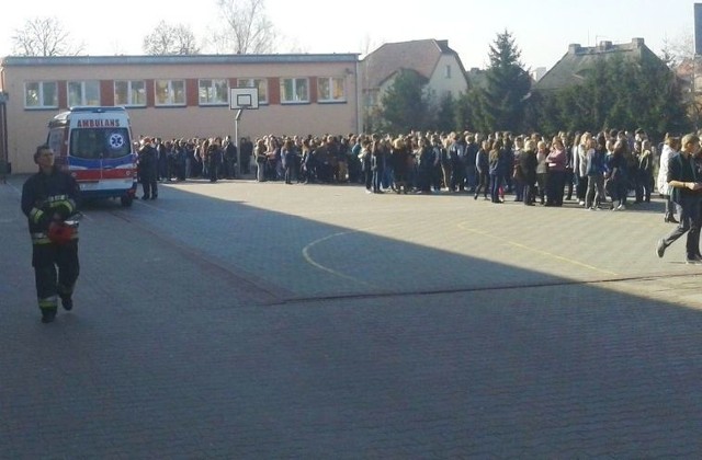 Ewakuacja w gimnazjum w Stargardzie. Trzy uczennice rozpyliły w szkole gaz pieprzowy.
