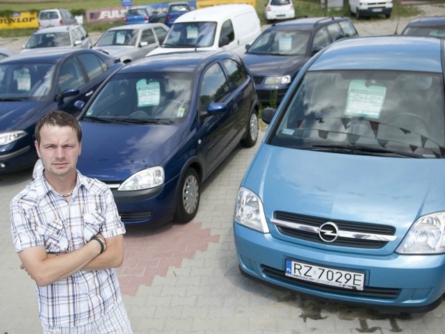 Dariusz Grzyb, właściciel komisu Laguna w Rzeszowie: Nie tak dawno w Polsce jedno auto przypadało na trzy rodziny. Dziś nie jedna rodzina ma trzy samochody. Rynek jest nasycony i coraz trudniej sprzedać cztery kółka.