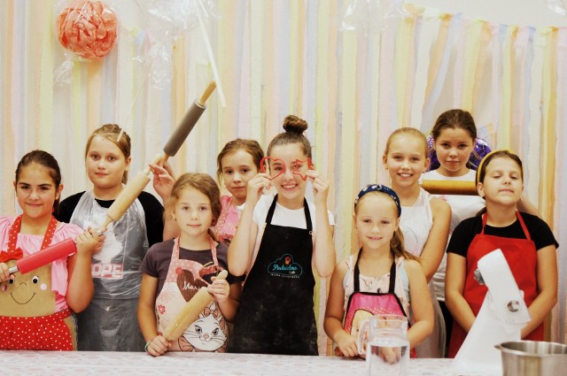 Podczas zajęć Jagoda Łaganowska, zwyciężczyni 6. edycji Master Chef Junior, uczyła swoich rówieśników pieczenia kruchych ciasteczek