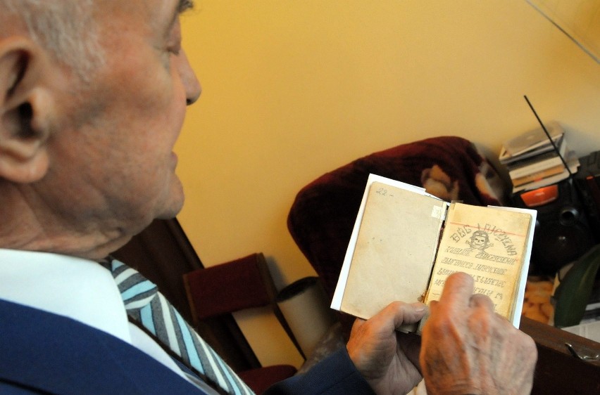 Zbigniew Kasprzak pokazuje oryginał dziennika swojego brata